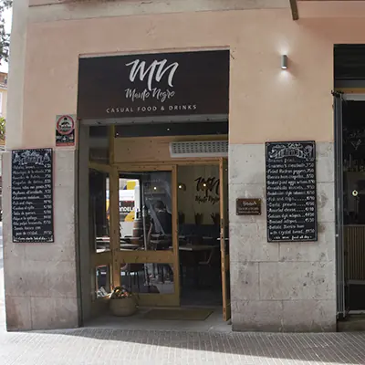 Entrada y fachada de Manto Negro en Palma